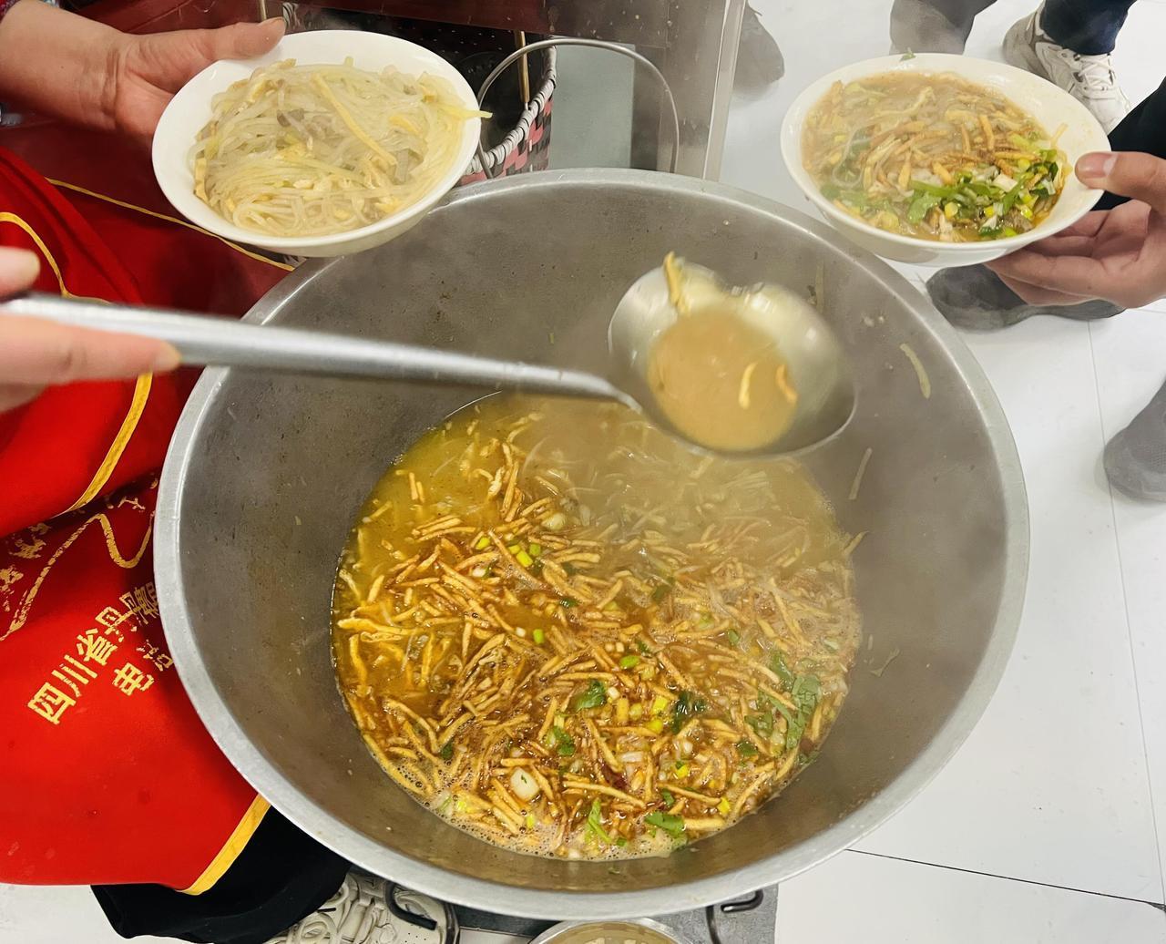 榆林清晨的味觉信仰
             ——一碗贺家老字号羊杂碎的硬核江湖