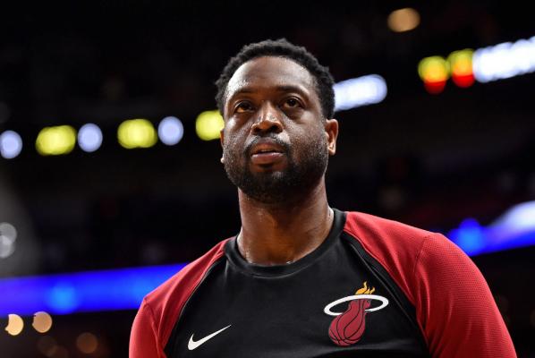 韦德也再度暴露大瓜！在他参加一期播客节目当中，他直接表示：在当年，当詹姆斯的巧克