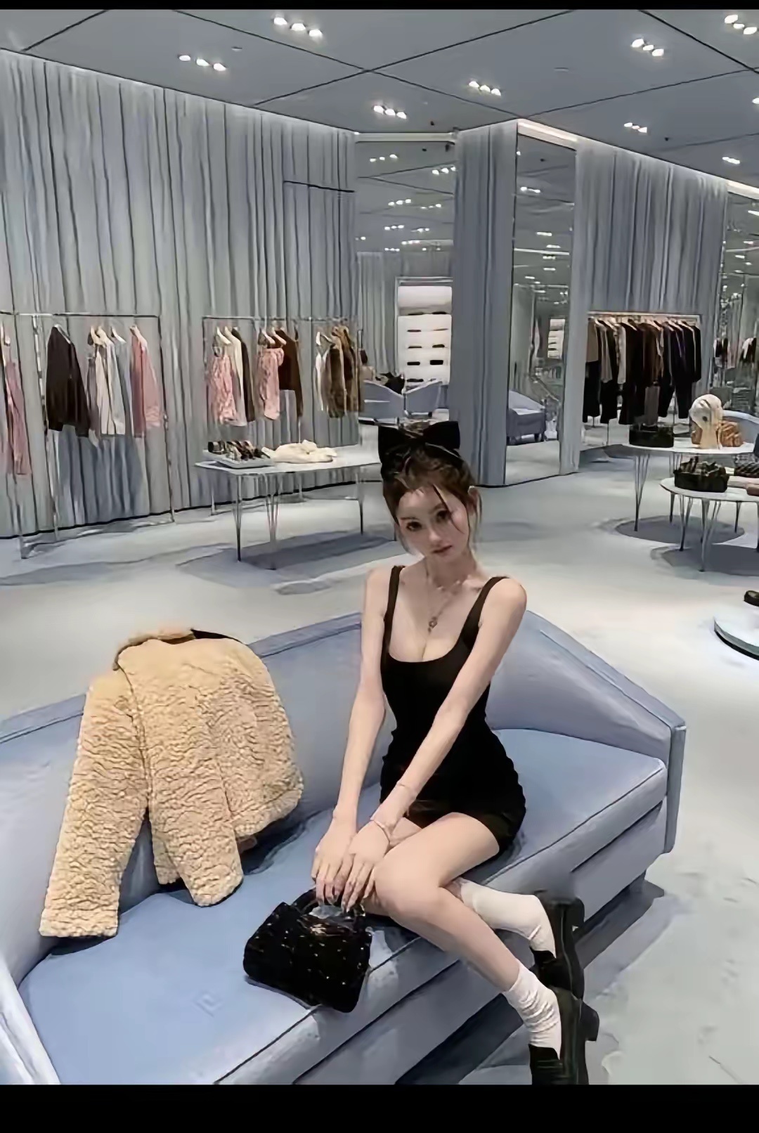 王公子真大方，即使家里这个样子了还是会给小女友买这么贵的包包和衣服！ 