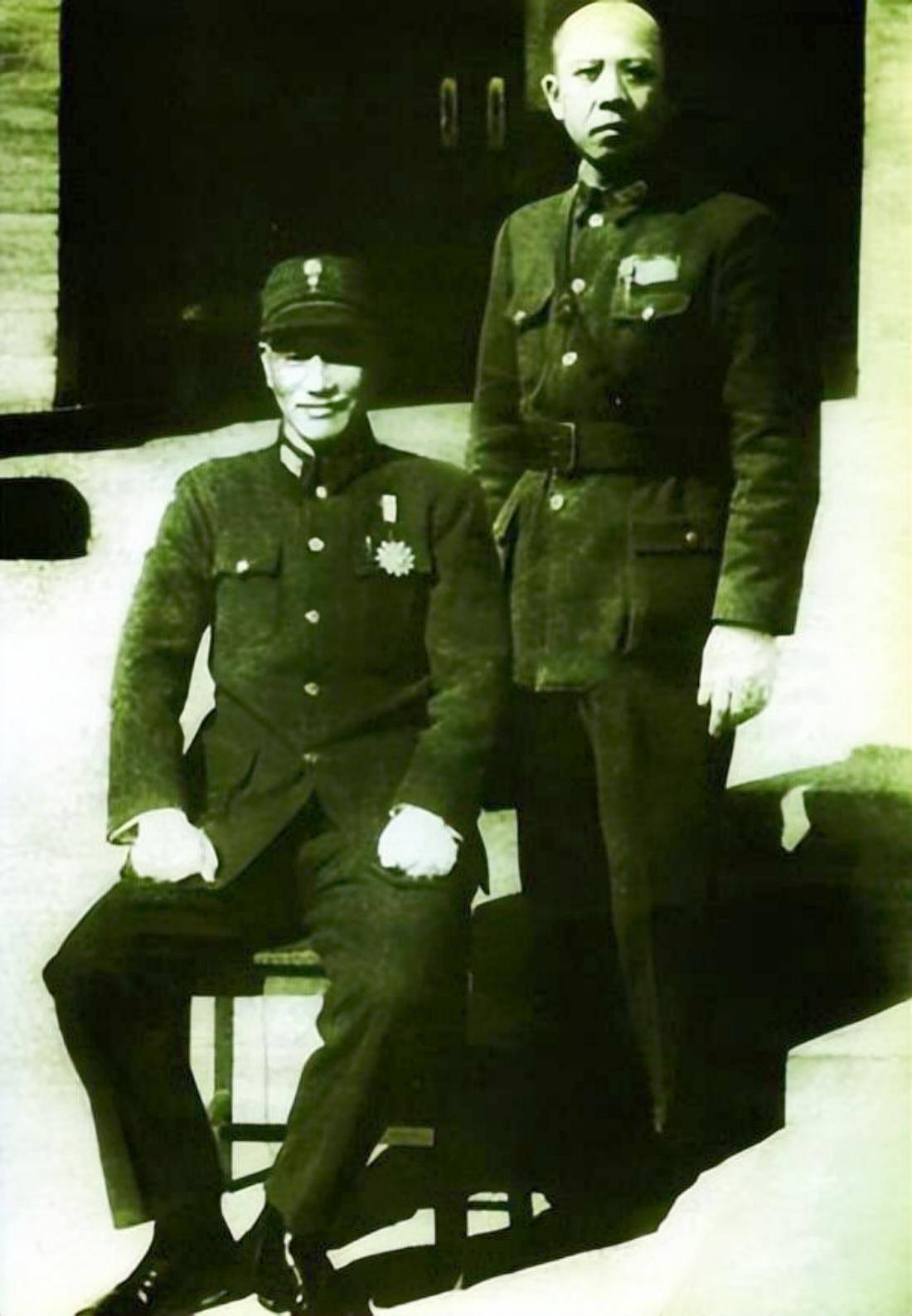 要评价黄百韬啊，其实两个字就够了：孤臣。
在国民党那一堆挂满勋章的将军里，黄百韬