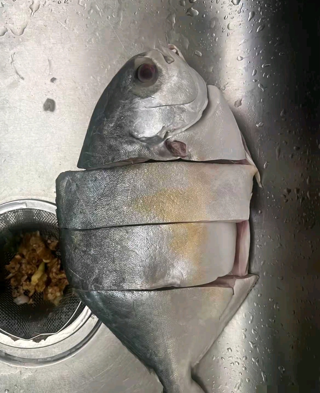 买了条鱼，拿回家才发现鱼身对不上号仔细一琢磨，原来是一小段鱼身子不见了。这鱼摊老