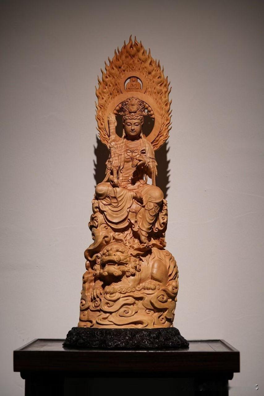 有些文殊菩萨像，不靠尺寸压人。
而是靠那股“静气”。

黄杨木温润细腻，木色如蜜