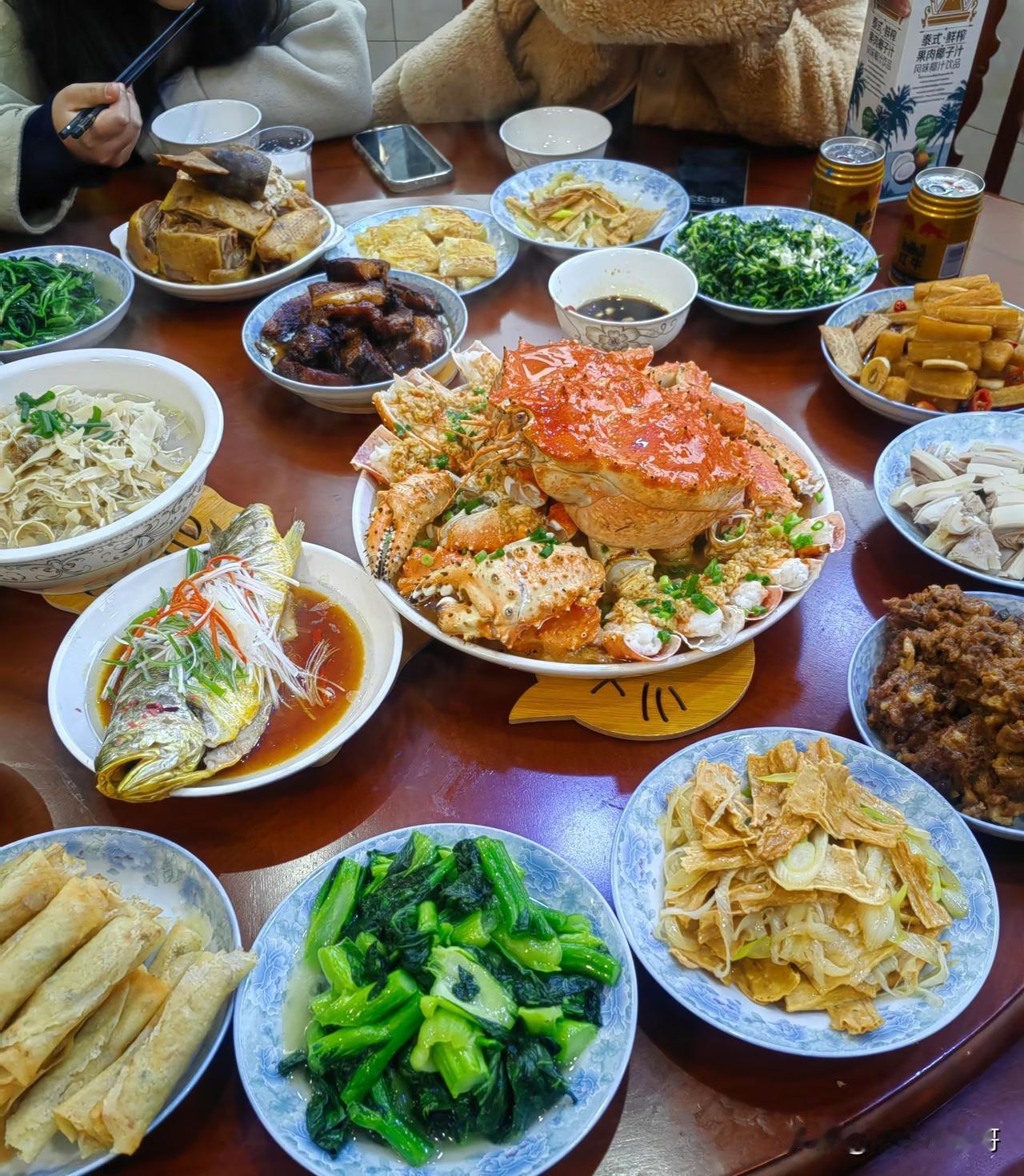 除夕团圆饭大pk，南北方的差异还是会有所体现，搜集了朋友圈的九桌除夕团圆饭，你最