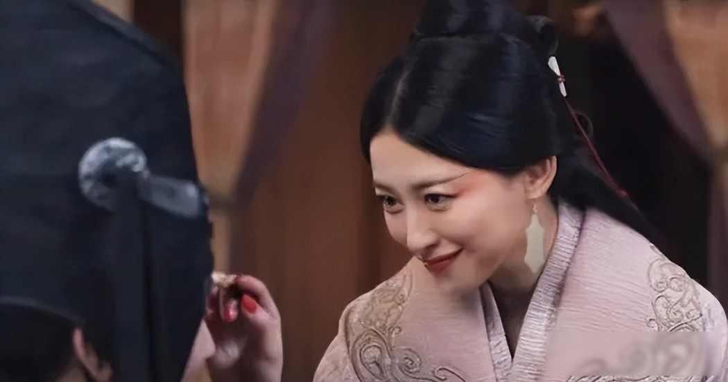 公元前238年，秦王嬴政下令处死嫪毐，连带嫪毐的两个幼子也不放过，赵姬吓坏了，跪