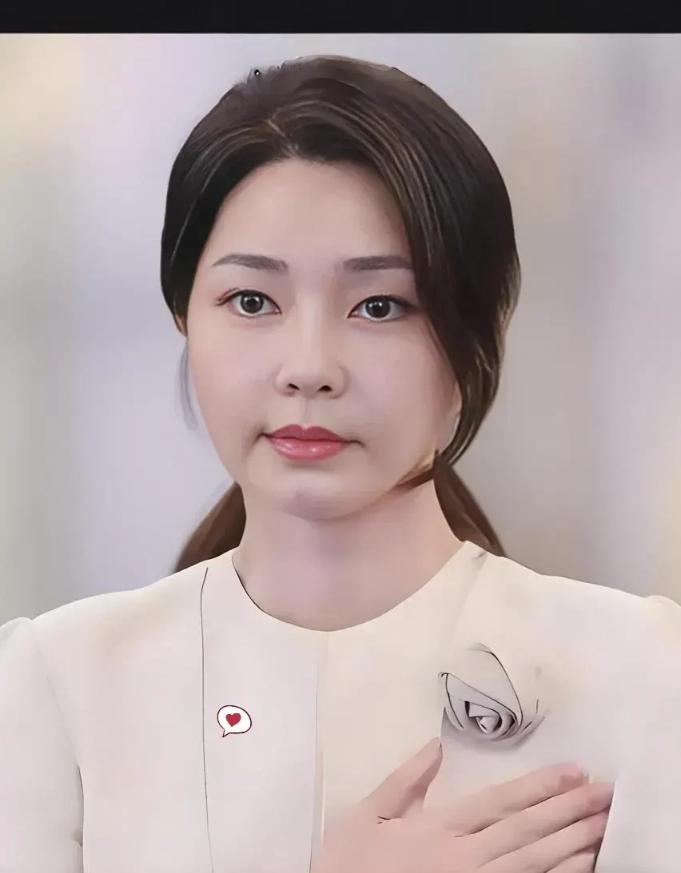 就在刚刚
韩国特检组宣布了

2025年8月25日，韩国前总统夫人金建希拖着低血