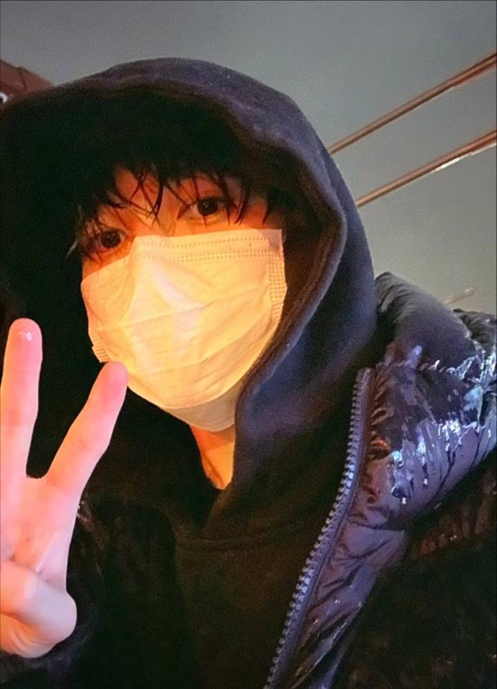 尤长靖早期毕业答辩考古尤长靖毕业答辩 浅绿套装紧张到抠论文边角，开口却稳得像排练