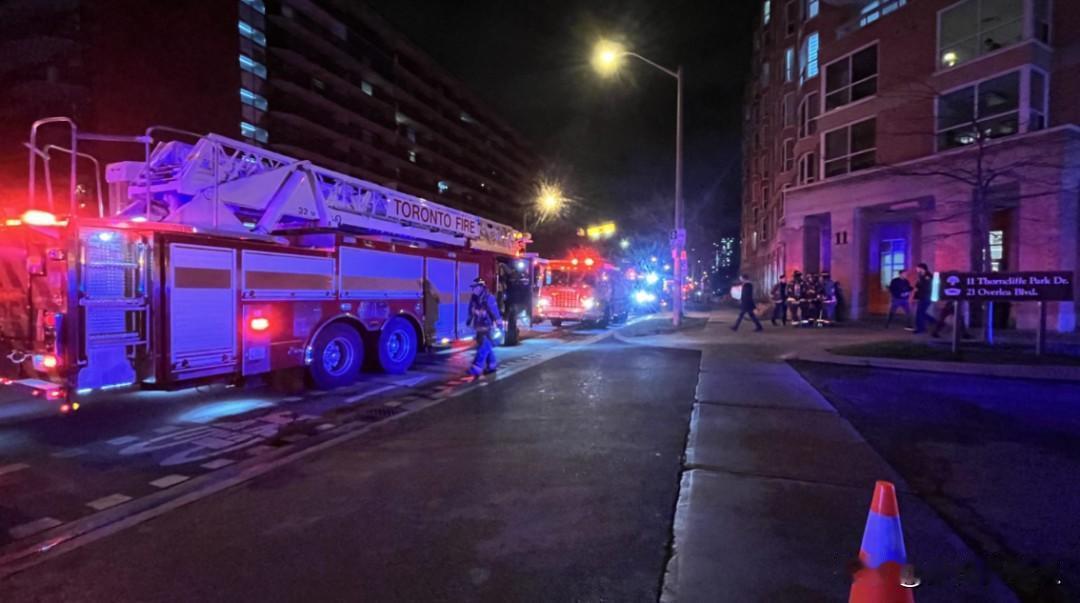 多伦多公寓大火24小时仍未完全扑灭，百余居民无家可归！

据英文媒体《多伦多星报