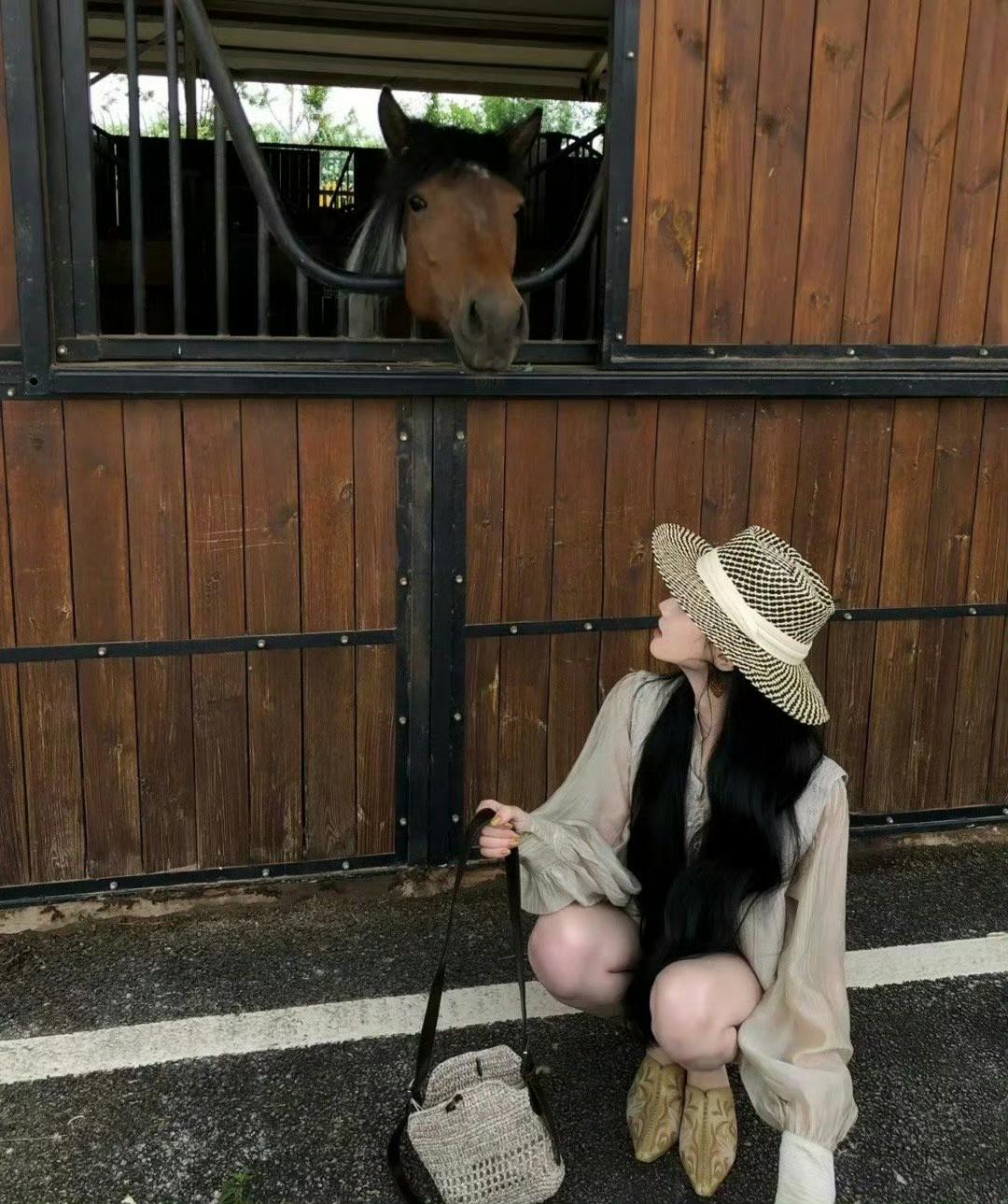 “归属感和被人理解已经不重要了，我只要健康快乐，漂亮的衣服，和花不完的钱”