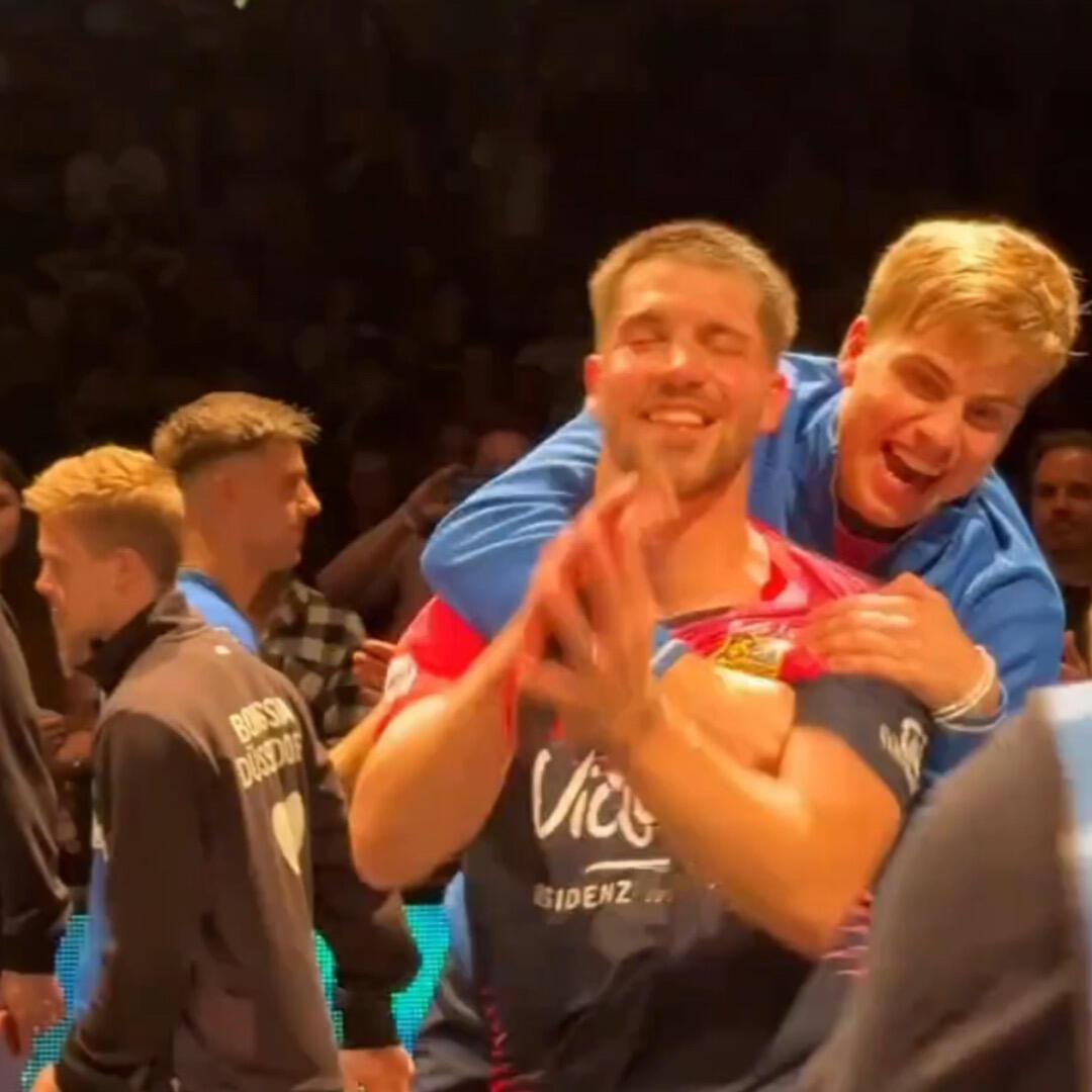 小莫和小弗，这次东哥也在，三个人同框了！
背着小莫，就在想如果他们都在是多么的美