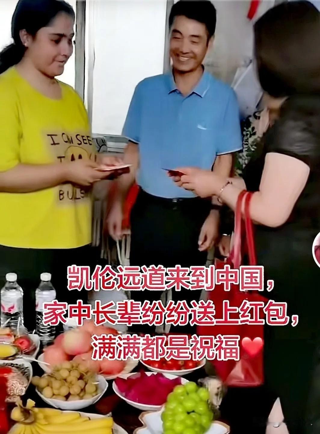 临沂那天凯伦手中拿着一叠红色的信封

九月二十四日。山东省临沂市。陆游的妻子凯伦
