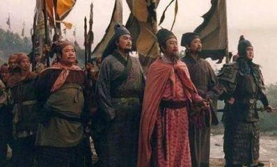 水浒传里，施老先生喜欢用动物的出现来引导剧情的进一步推进。比如
1.张顺送宋江的