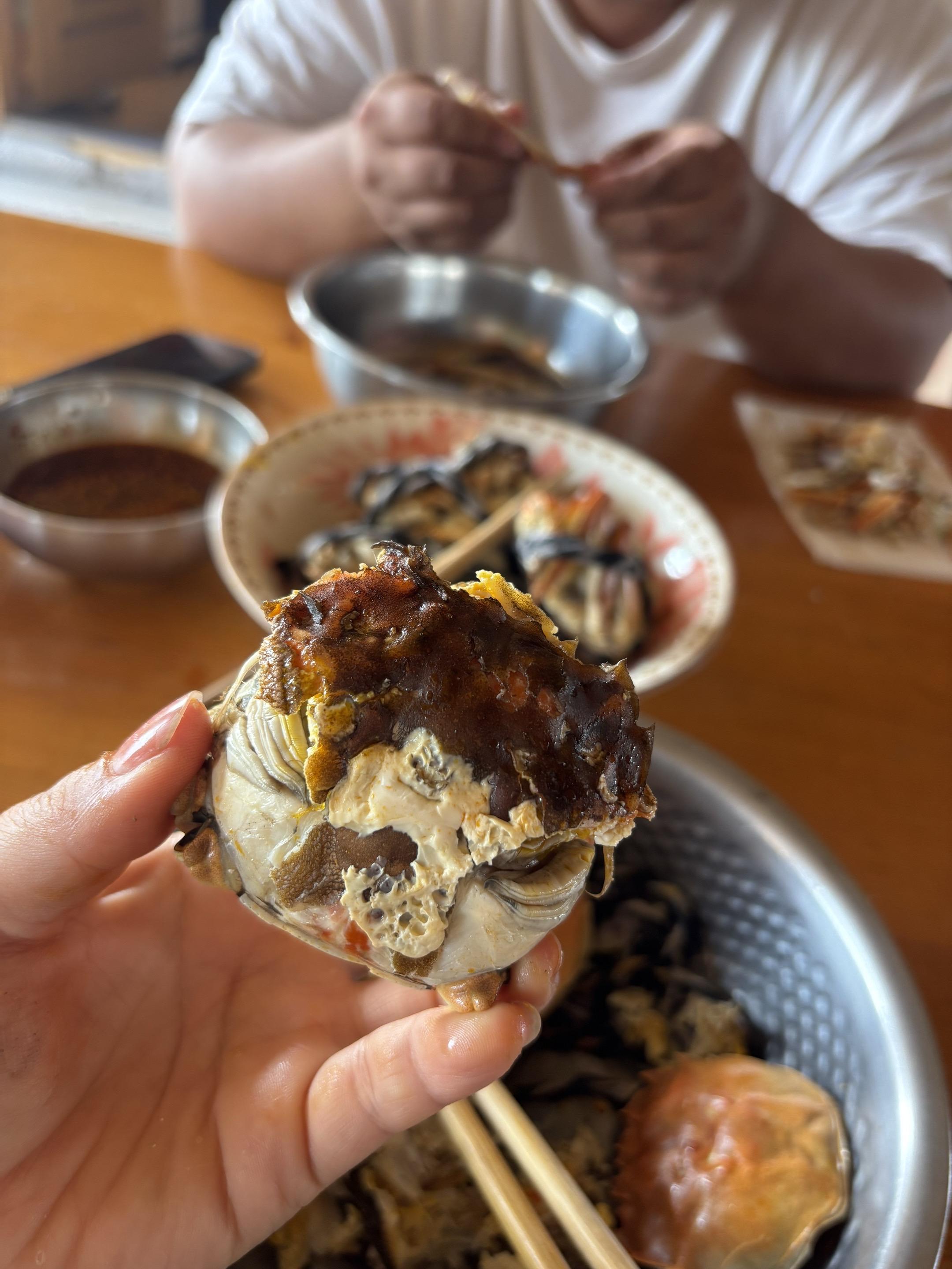 秋天的第一只螃蟹，14一只的母蟹这么多黄啊，让我看看你的螃蟹🦀