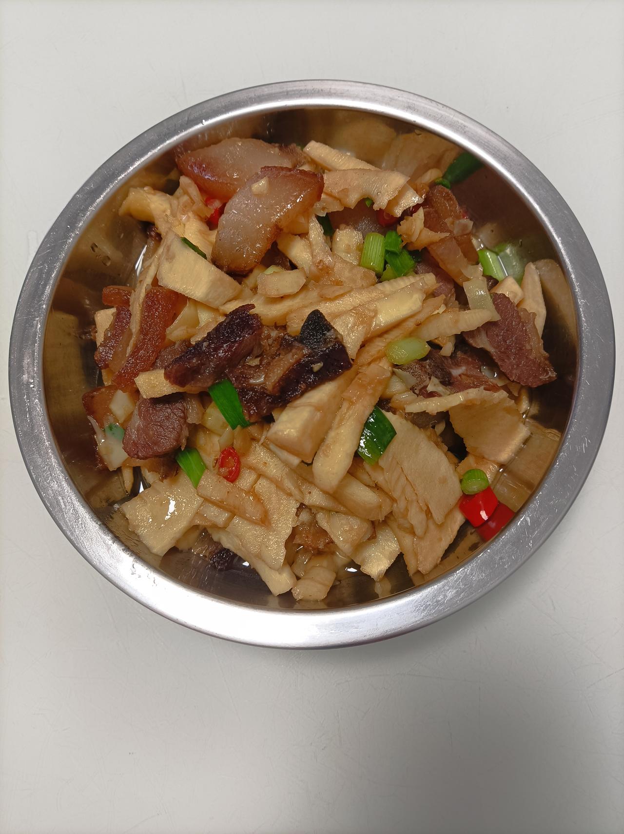 晒出我的今日美食昨日儿子做的腊肉烧春笋，挺下饭，做法也简单，腊肉洗干净先炒一下再