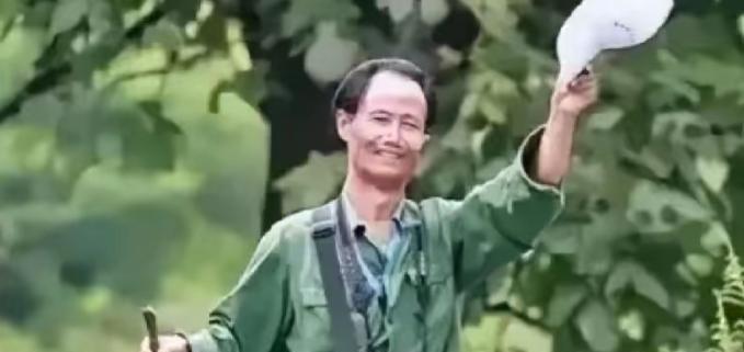 1998年，大学教授何家庆为推广魔芋、改变山区贫困，深入西南深山调研。途中饥饿难