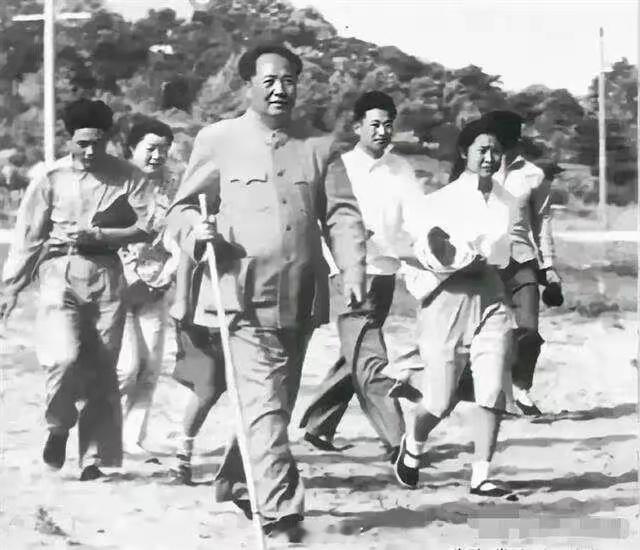 龙行虎步，其势如惊雷破晓，撼动四方；一马当先，其姿似苍鹰击空，引领万钧。伟人昂首