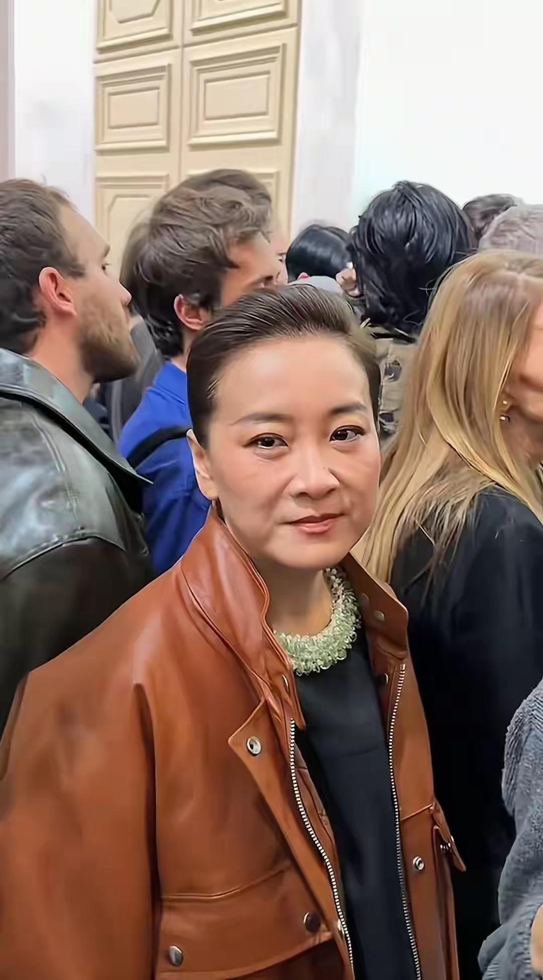 当初做艺人，只是为了赚钱而已，现在有钱了重新做回了自己，贾玲便是如此。

如今的