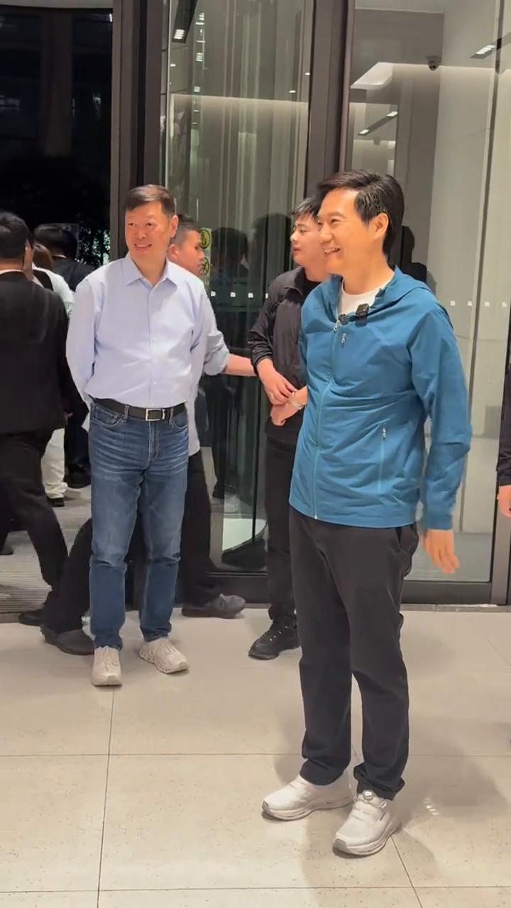 雷总，辛苦了。大家安静，今天挺辛苦的。这个是两位车主，上面两个都是小米车主，去年