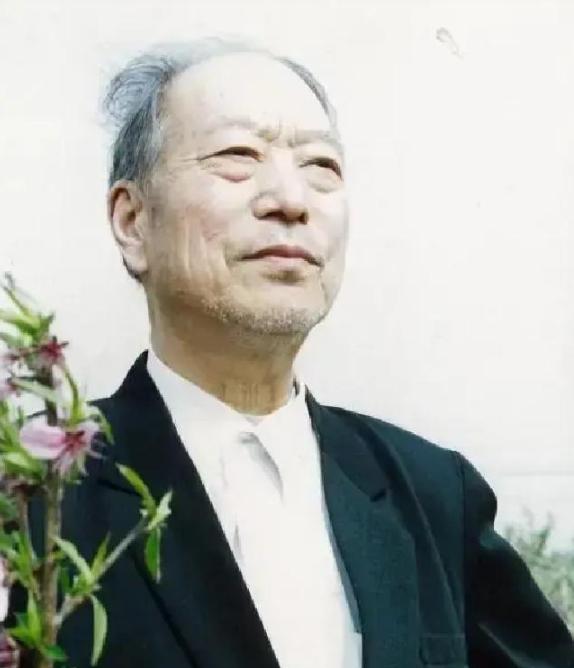 80年代，兰考四个农民千里迢迢赶到新安监狱，只为探望一个人。狱警问：“你们是谁？