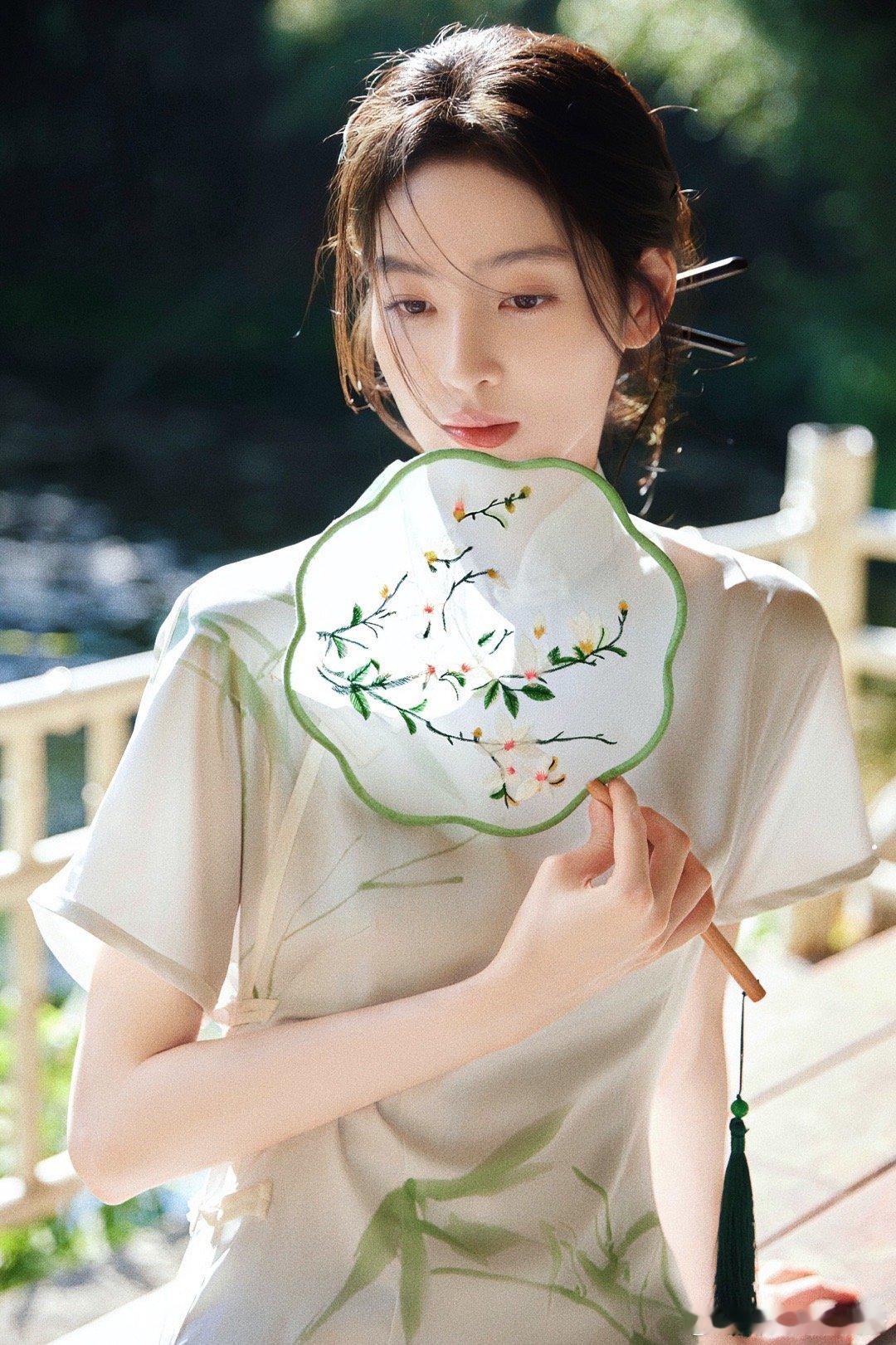 张凯莹竹影交错，微风拂美人[微风][微风]很有韵味的一组🌸生日快乐~🎂🎂 