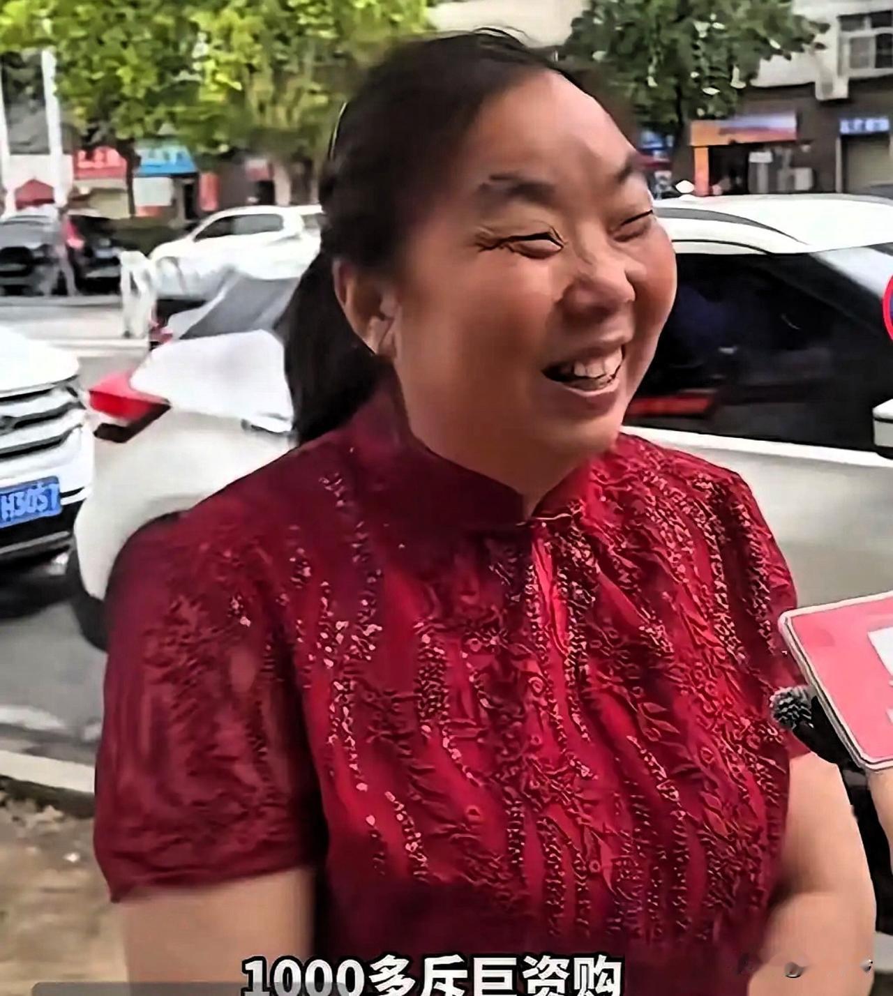 刷到这位妈妈穿千元旗袍送考，第一眼真觉得太高调了。

可深入了解后，反倒觉得她太