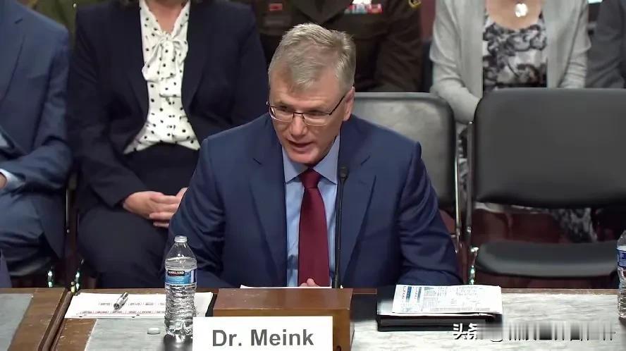 捧高踩低，其心可诛！
近日，
美国空军部长梅因克称，
中国拥有数以千计的导弹，