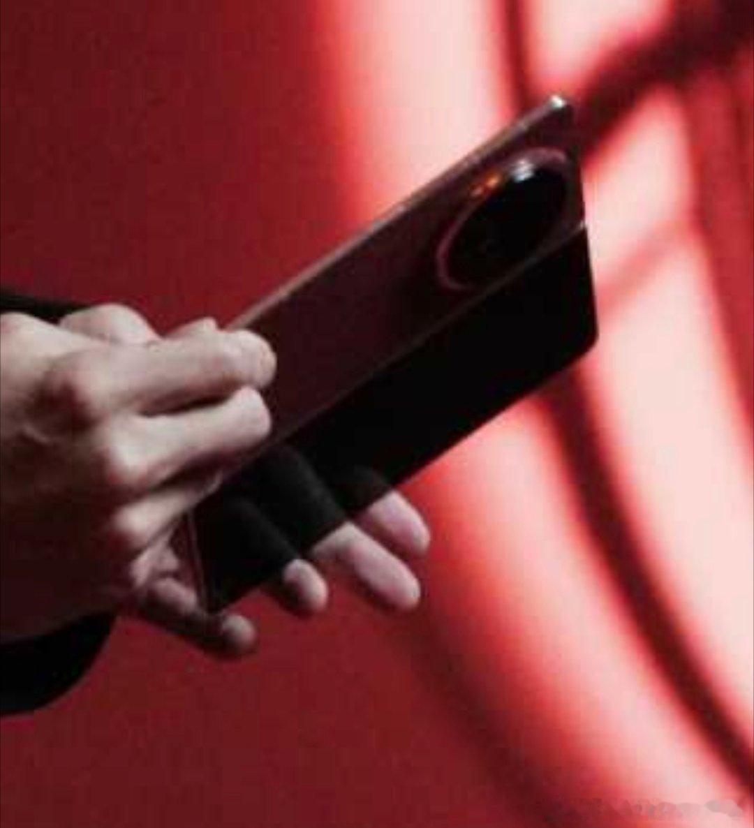 快过年了，峰哥也拍了一组过年照片，手上拿的机子恐怕让你更加有兴趣，貌似是即将发布