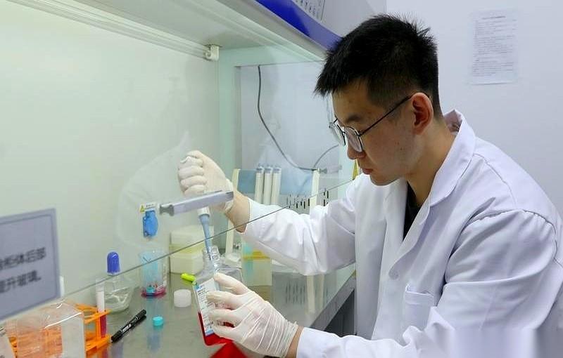 他们把机器人，送进了人的大脑里，去定点清除癌细胞。
我没开玩笑。就那个号称“绝症