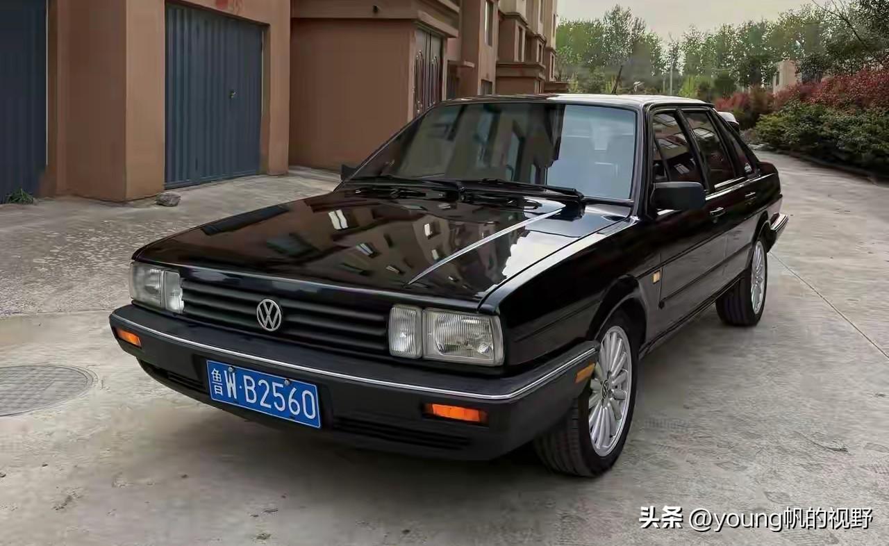 上海大众桑塔纳轿车，人们又亲切的称呼它为板桑、普桑。用现在的审美来看，这辆车的外