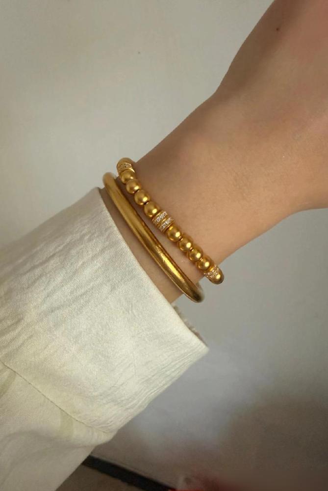 把十万块现金直接焊在手腕上出门，这已经不是富贵，是纯粹的心理折磨。

这82克的