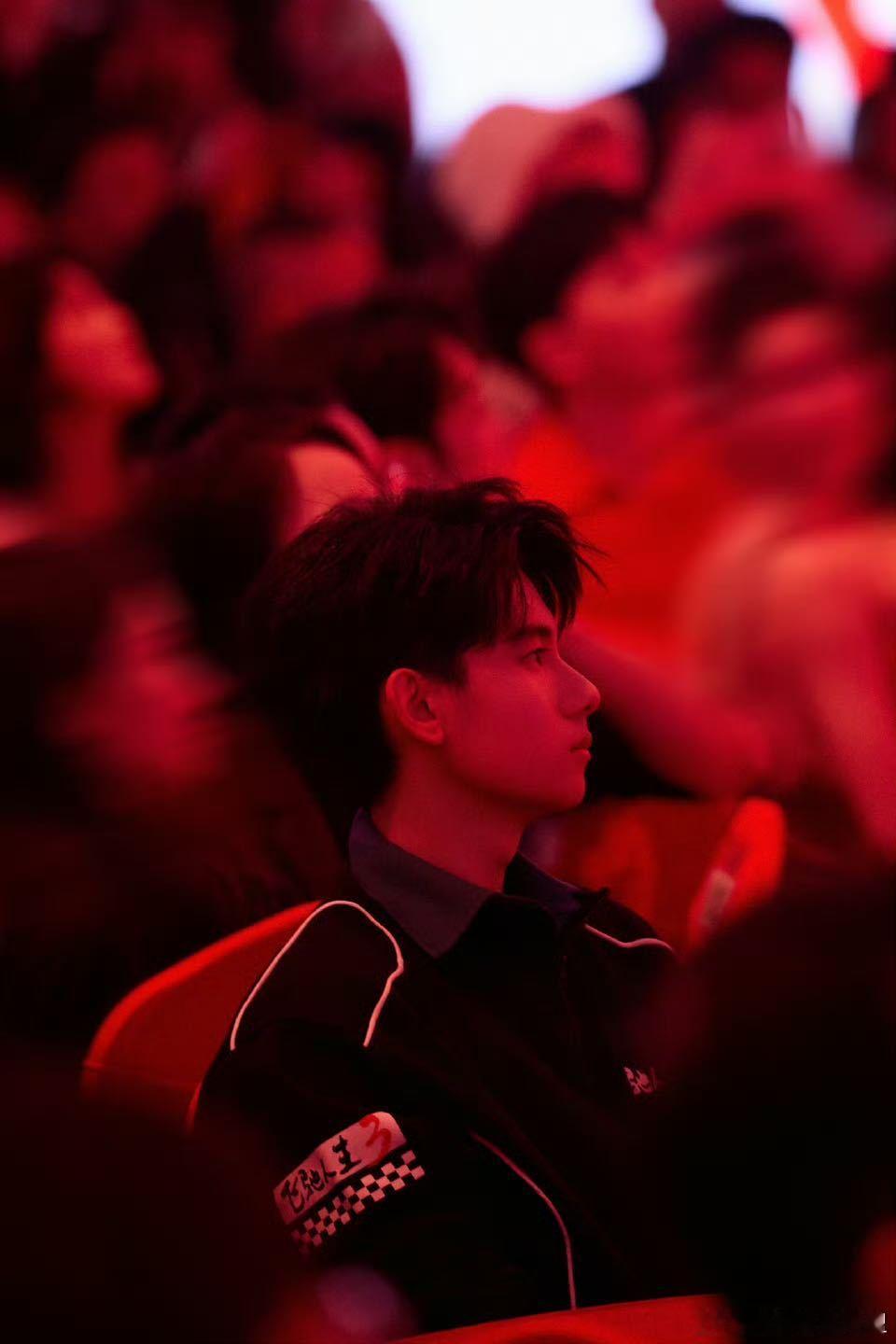 胡先煦曾回应AI对演员的冲击之前采访中聊到AI冲击演员行业，他不回避也不焦虑，坦