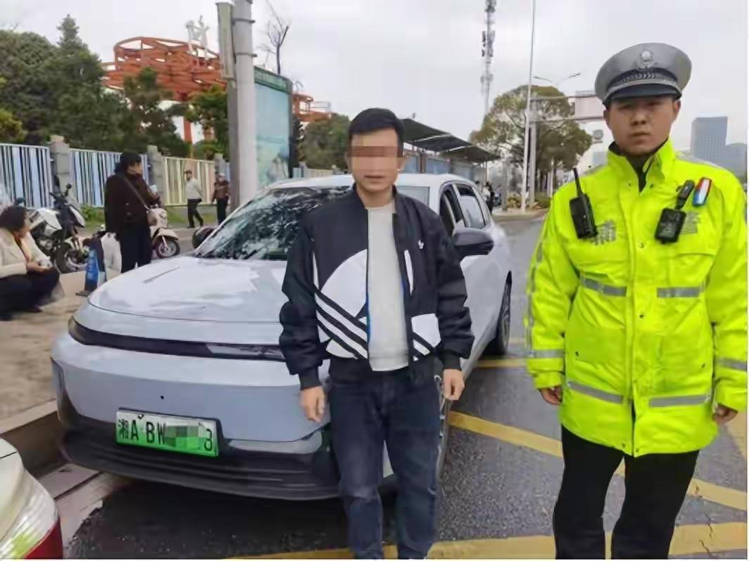 长沙交警重拳出击！两名套牌违法车主均被处以十日行政拘留。
天网恢恢疏而不漏。道路