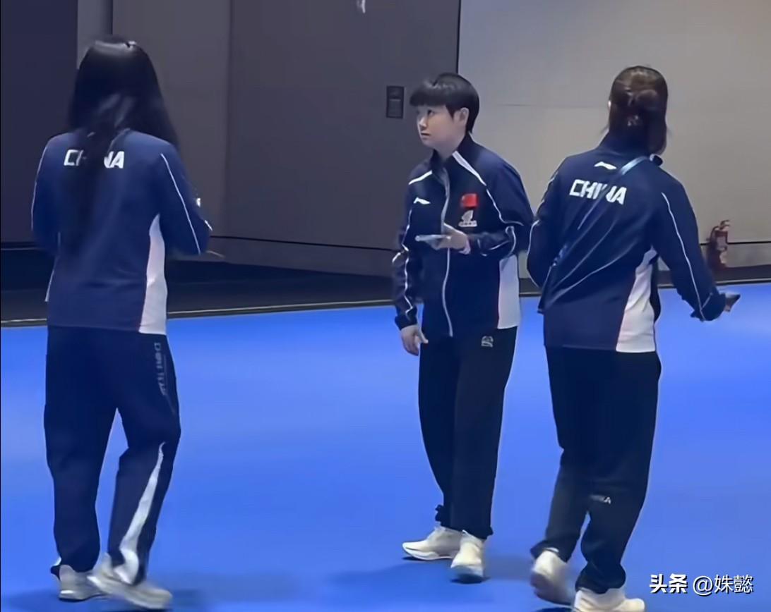 昨晚国乒拍完大合照，被两个镜头狠狠的虐到了，一个是王楚钦下台阶的时候，是被王皓和