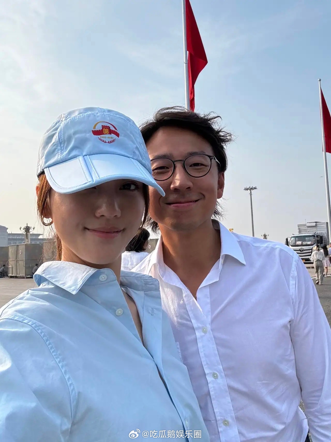 香港女星吴千语和老公施伯雄一起到天安门看阅兵，夫妻俩穿着衬衫，戴着纪念抗战胜利8