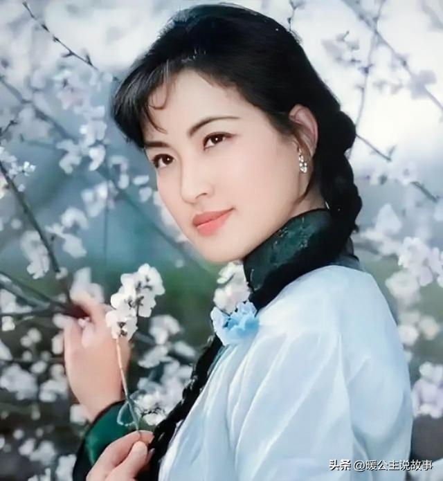刘晓庆年轻的时候，绝对算得上风华绝代，美得很有特点，也很有气场。她的脸型饱满大气