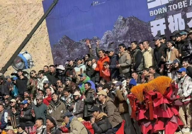 杨紫胡歌《生命树》开机了
剧组深入海拔4500米的昆仑山脉实景拍摄，画面应该会很