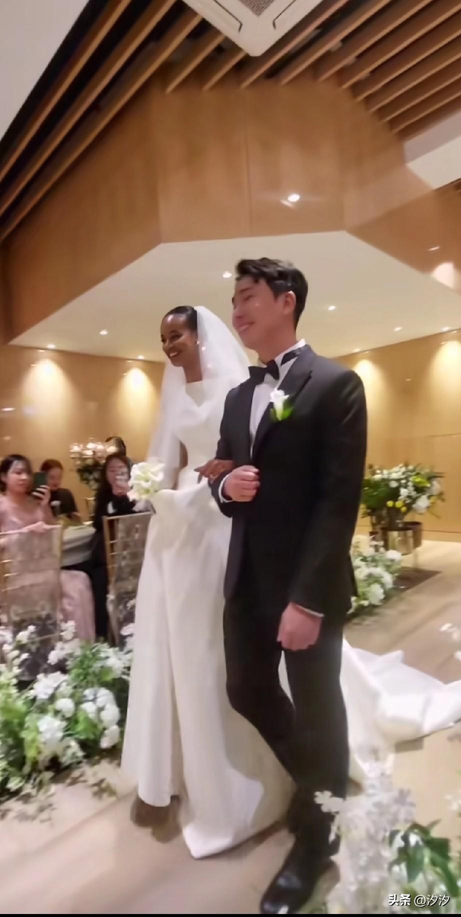 中国帅哥娶了非洲女孩，
女孩子长得非常的精神，
不能说非常好看，
但身材绝对是一