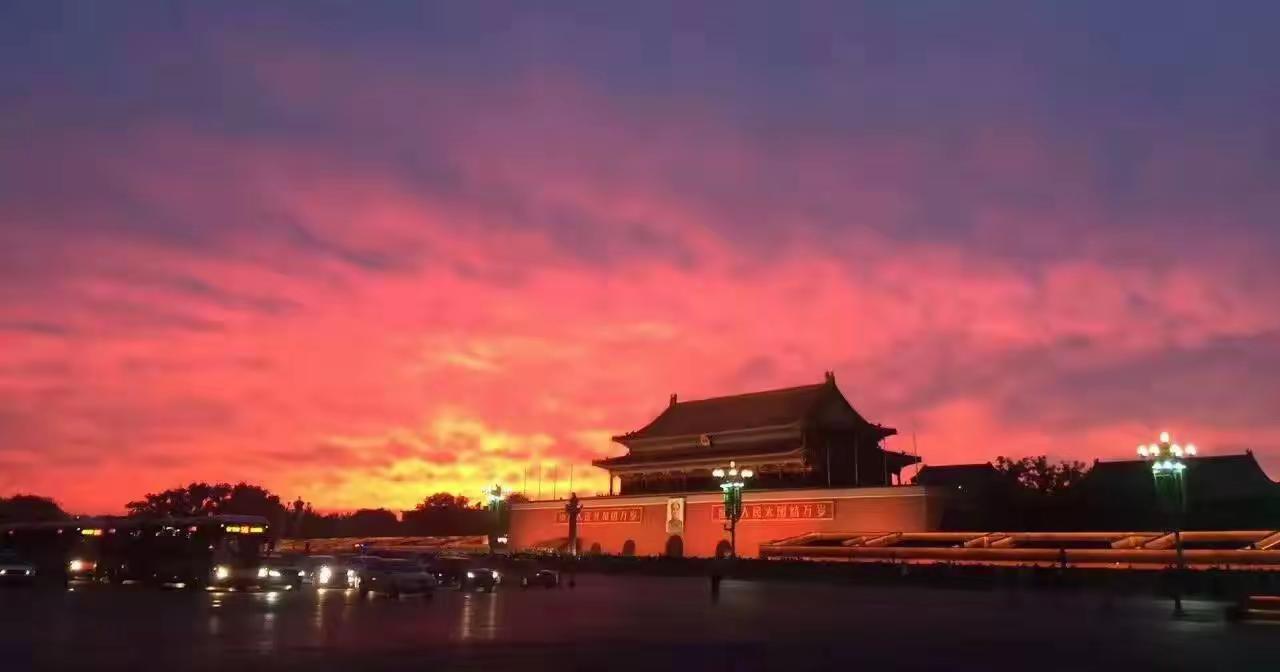 昨晚北京的晚霞美爆了朋友圈
确实如此！昨晚（5月18日）北京的晚霞非常绚烂，天空