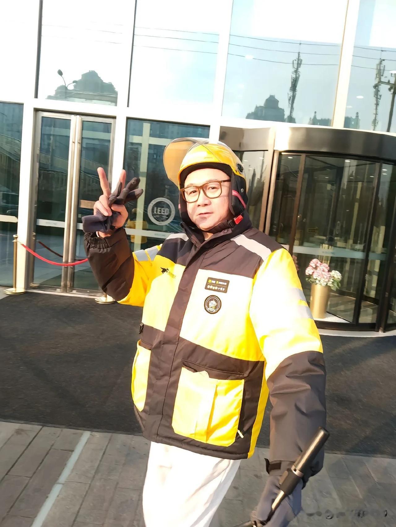 人不作就不会死！以前是当红明星，高高在上，如今无戏可拍，只能送外卖。50岁的高虎