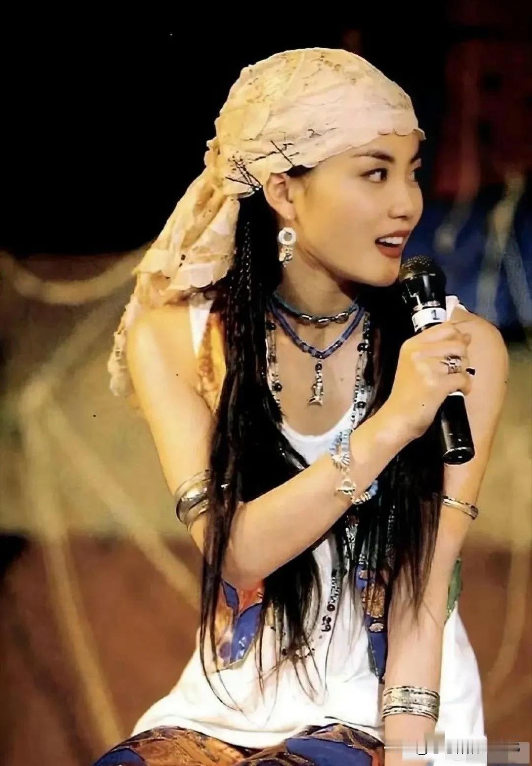 哇塞，真心觉得王菲年轻时那简直就是美到爆，还带着满满的气质！每次听她唱歌都忘了她