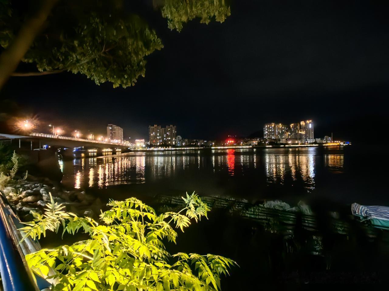 看看你相册里的江边夜景
