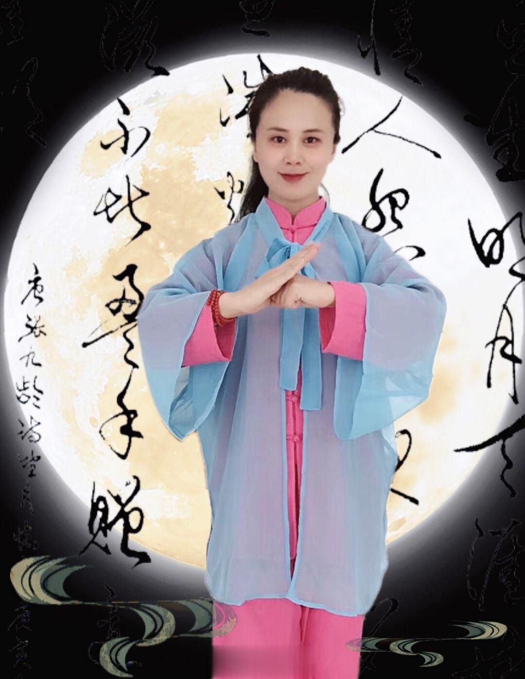 #月圆中秋夜团圆共此时#刚才出去散步，发现很多人竟然打着灯笼🏮，有小孩也有大人