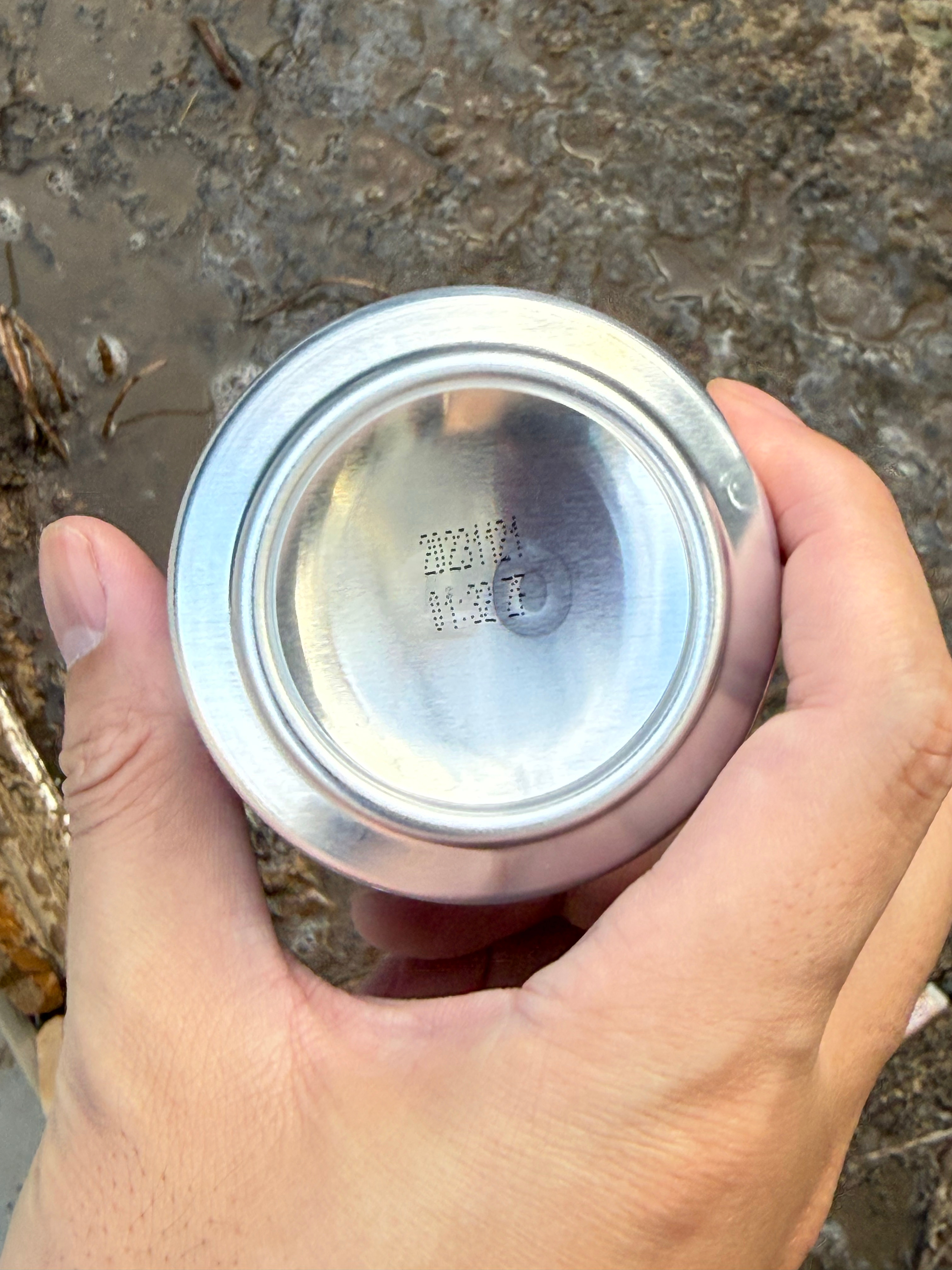 渴了好消息：冰箱里有一瓶苏打水坏消息：过期两年🌚更坏的消息：我喝了两口 