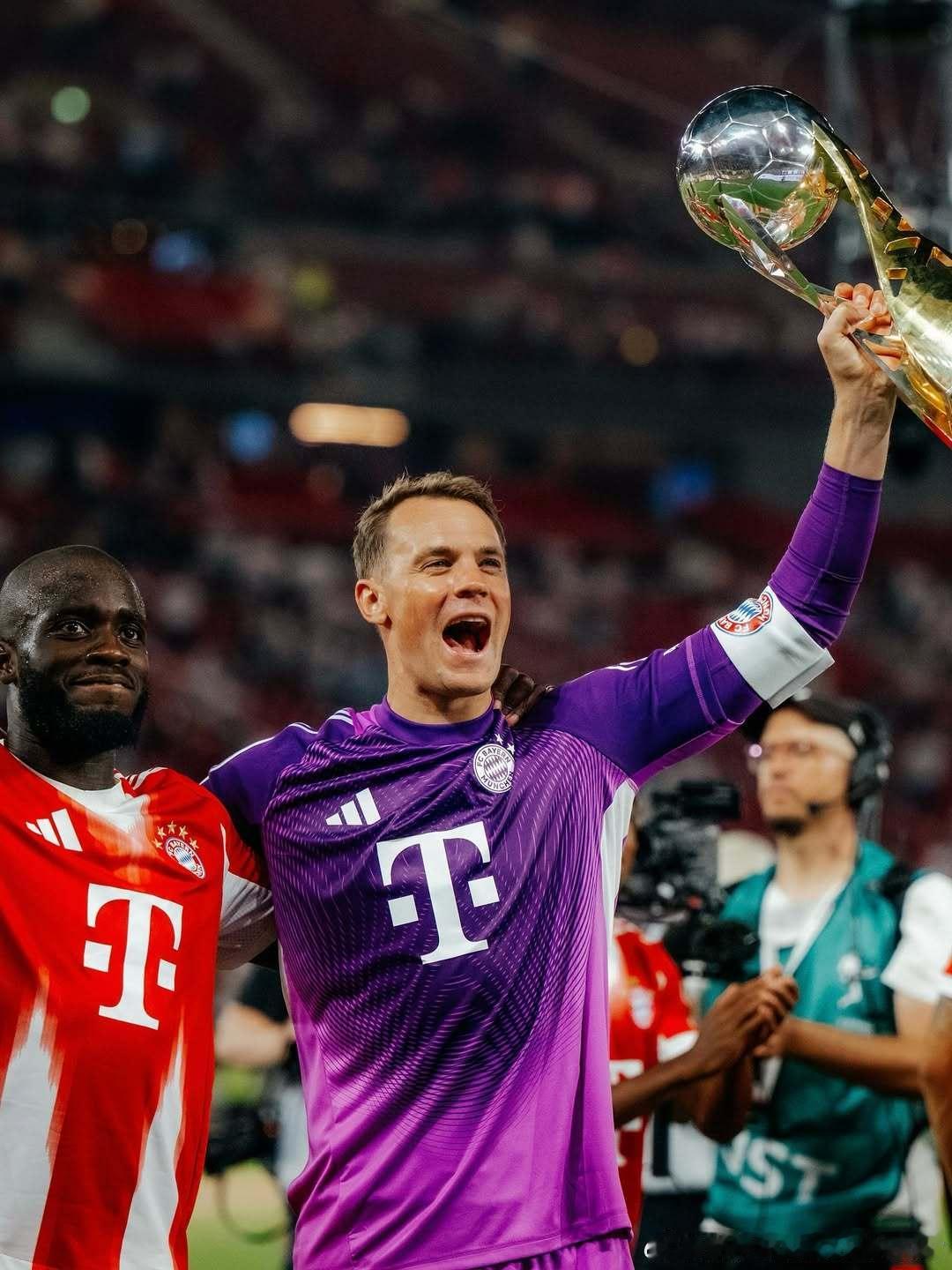 First title of the season! 🏆🤝诺伊尔[超话] ​