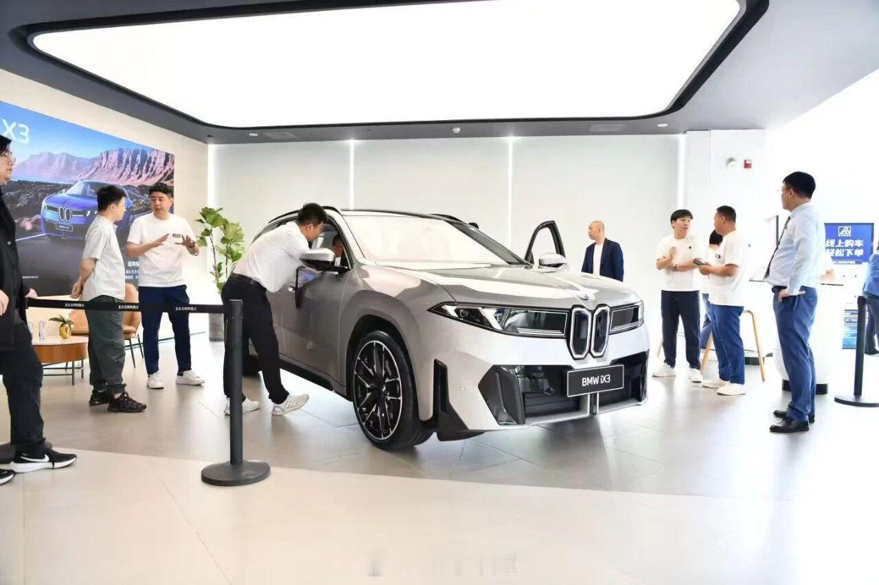 据宝马客消息，国产新世代宝马 iX3 首展订单就爆单了，个别门店甚至已收超 20
