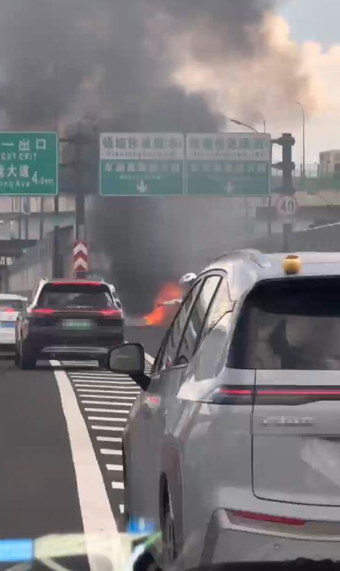 就在刚刚！浙江钱塘快速路上，一辆汽车疑似发生事故，并燃起了熊熊大火。根据网友提供