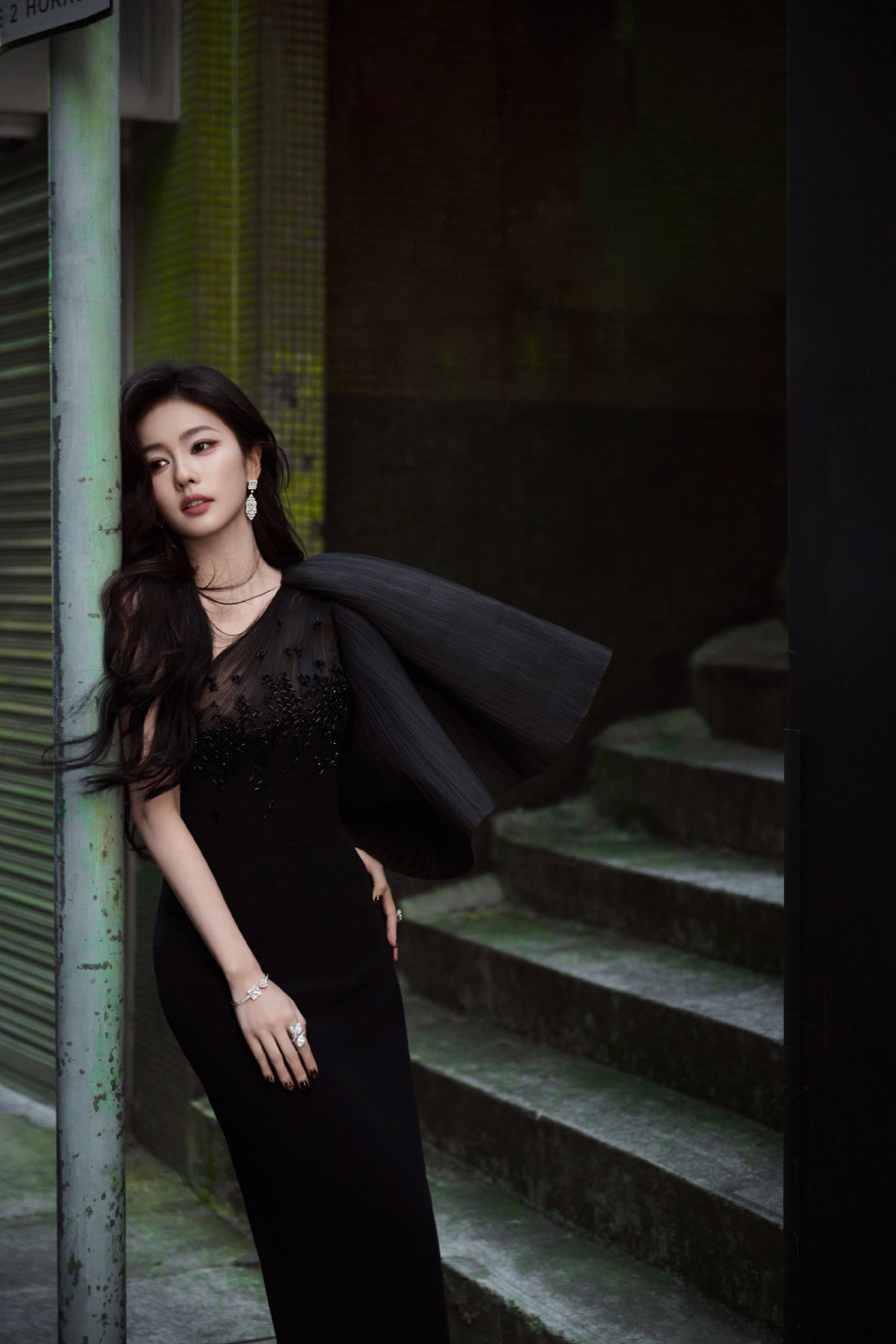 白鹿斜肩黑裙造型白鹿尖叫之夜第一套 我的天呐白鹿尖叫之夜穿的是高定！！白鹿