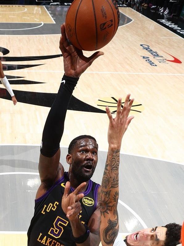 本赛季当艾顿取得20+10的比赛，湖人10胜0负雷迪克表示，湖人今晚在给艾顿获得