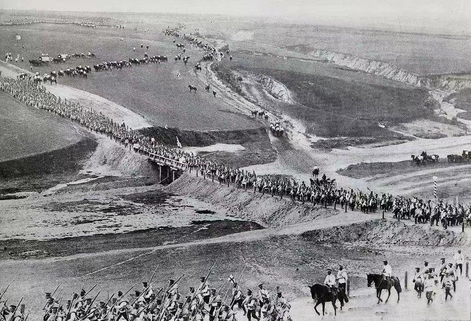 日俄战争期间，在我国东北地区行军的沙俄军队。

日俄战争是东亚历史上最特殊的一场