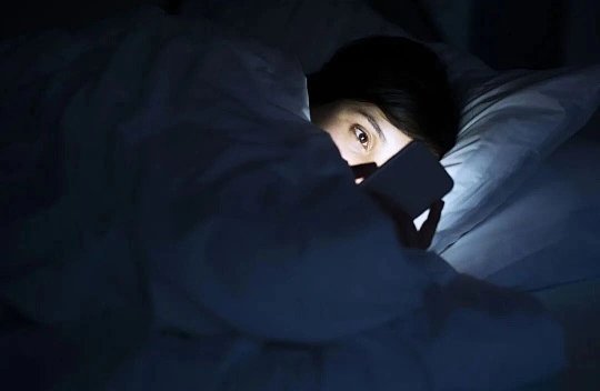 熬夜后如何恢复元气熬完夜浑身发沉、头昏乏力，别靠猛喝咖啡硬撑。晨起一杯温温水促进