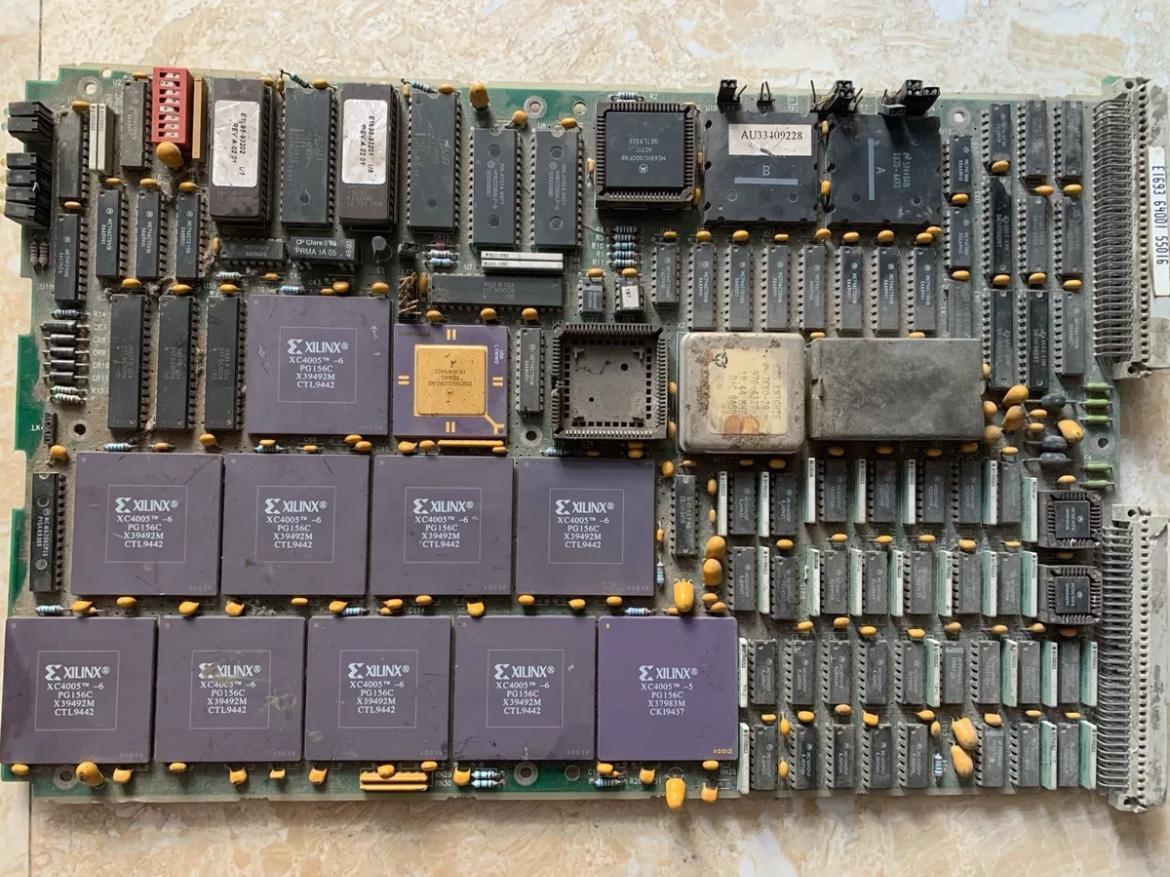 今天在广州鬼市花了30块钱淘了一块电路板；看起来是一种很老的电路板，估计是十几年